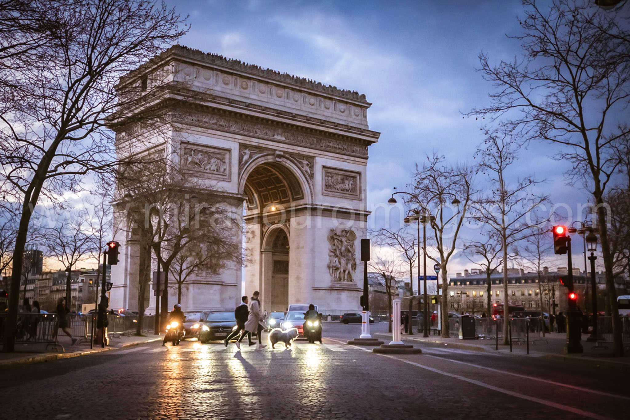 @ Charles de Gaulle-Etoile paris<br/>f2.8 &spades; 28mm &diams; 1/125s &clubs; iso 5000  &hearts; &copy; os.